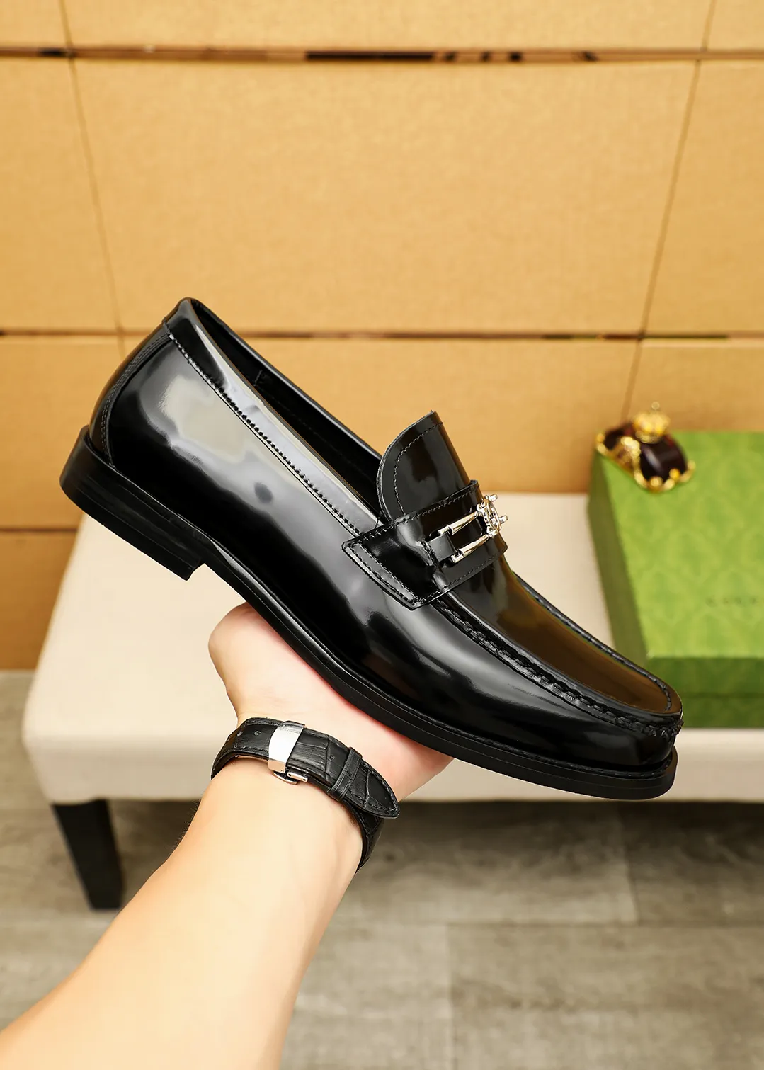 Men's shoes 💰480 💐 Product trademark: GUCCI "Gucci" casual leather shoes Regular size: 38-44 (45.46🉑️customized) Product materials: Selected imported first-layer open-edge beaded cowhide leather upper + luxury hardware buckle, imported water-dyed cowhide leather lining. Strong three-dimensional visual effect, original outsole color: 2 colors available